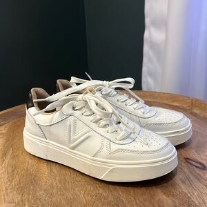 Vionic size 5 white sneakers